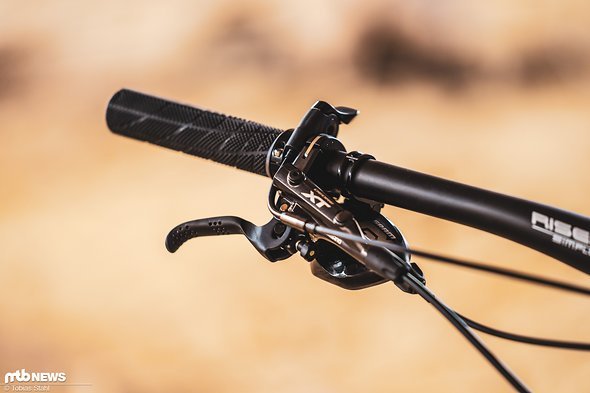 Die Shimano XT M8000-Scheibenbremse ist als aufpreispflichtige Option mit in die Ausstattungsliste gewandert Die Shimano XT M8000-Scheibenbremse ist als aufpreispflichtige Option mit in die Ausstattungsliste gewandert