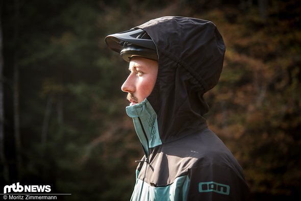 Die Flex_Hood-Kapuze passt problemlos über den Helm drüber Die Flex_Hood-Kapuze passt problemlos über den Helm drüber