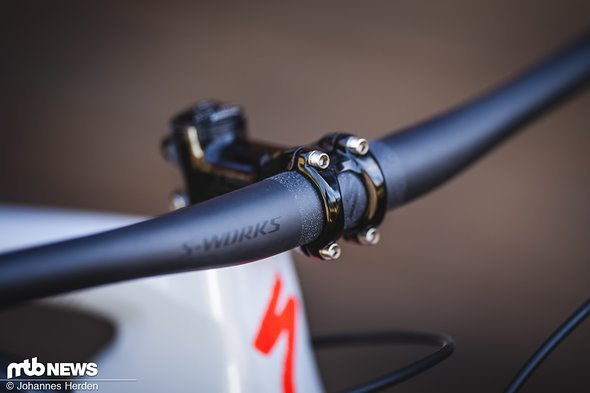 Auch das Cockpit stammt von Specialized: Der kurze Specialized-Vorbau hält den S-Works-Carbonlenker auf 60 mm Distanz Auch das Cockpit stammt von Specialized: Der kurze Specialized-Vorbau hält den S-Works-Carbonlenker auf 60 mm Distanz