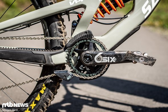 Die sehr leichte und schicke Race Face SixC-Carbon-Kurbel senkt das Gewicht Die sehr leichte und schicke Race Face SixC-Carbon-Kurbel senkt das Gewicht