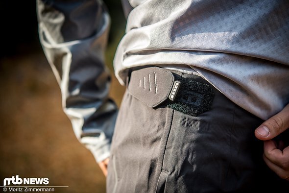 Die Bundweite lässt sich über zwei gut verarbeitete Velcro-Streifen anpassen Die Bundweite lässt sich über zwei gut verarbeitete Velcro-Streifen anpassen