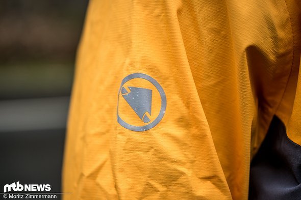 Das ExoShell60-Gewebe der Endura MT500 Wasserdichte Jacke kann mit absoluten Top-Werten bei Atmungskativität und Wassersäule aufwarten und macht einen hochwertigen Eindruck. Das ExoShell60-Gewebe der Endura MT500 Wasserdichte Jacke kann mit absoluten Top-Werten bei Atmungskativität und Wassersäule aufwarten und macht einen hochwertigen Eindruck.