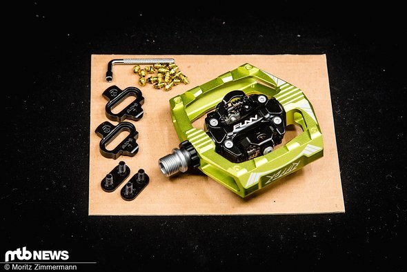 Im Lieferumfang sind das Pedal, die einzelnen Pins samt Werkzeug sowie die Cleats samt Schrauben enthalten. Im Lieferumfang sind das Pedal, die einzelnen Pins samt Werkzeug sowie die Cleats samt Schrauben enthalten.