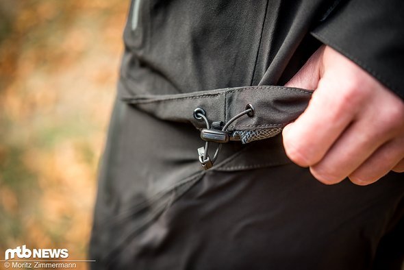 Über Kordelzüge lässt sich die Weite am Torso gut anpassen Über Kordelzüge lässt sich die Weite am Torso gut anpassen
