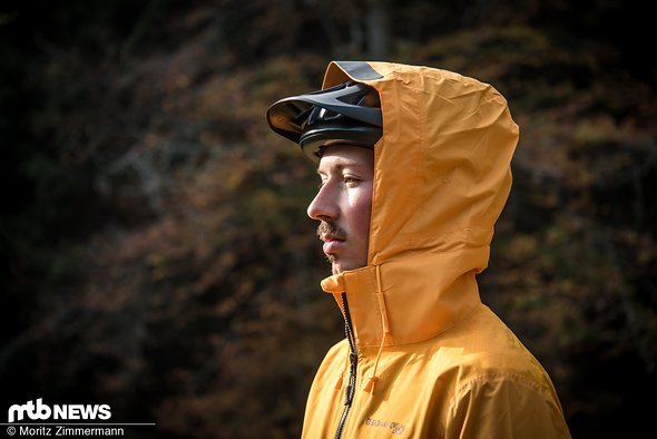 Die Kapuze der Endura MT500-Jacke ist großzügig geschnitten und passt problemlos über den Helm Die Kapuze der Endura MT500-Jacke ist großzügig geschnitten und passt problemlos über den Helm