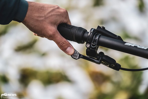 Der RockShox Reverb-Hebel unter dem Lenker ist schön ergonomisch Der RockShox Reverb-Hebel unter dem Lenker ist schön ergonomisch
