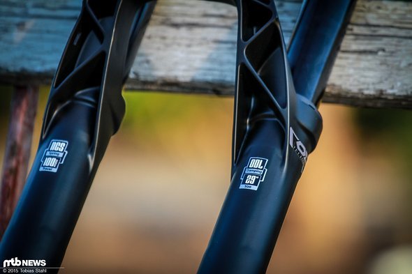 100 mm Federweg, 29" - eine 27,5" Version ist ebenfalls verfügbar und wird beispielsweise von Nino Schurter gefahren 100 mm Federweg, 29" - eine 27,5" Version ist ebenfalls verfügbar und wird beispielsweise von Nino Schurter gefahren