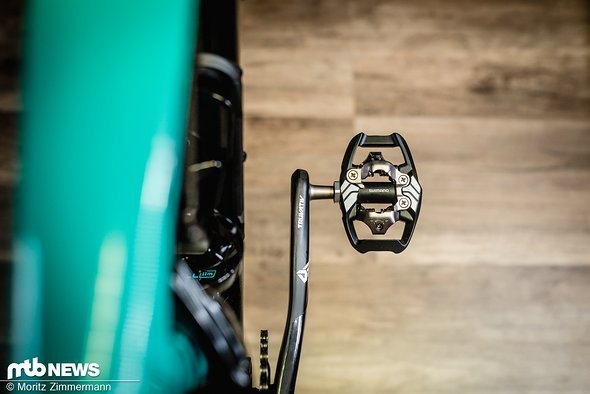 Dank der dezenten, schwarz-silbernen Optik passen die Shimano XT-Pedale perfekt an jedes Mountainbike. Dank der dezenten, schwarz-silbernen Optik passen die Shimano XT-Pedale perfekt an jedes Mountainbike.