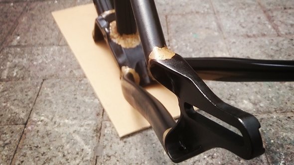 Der Rahmen nach dem Brünieren (war ursprünglich nur als Rostschutz und nicht als Design-Element gedacht) Der Rahmen nach dem Brünieren (war ursprünglich nur als Rostschutz und nicht als Design-Element gedacht)