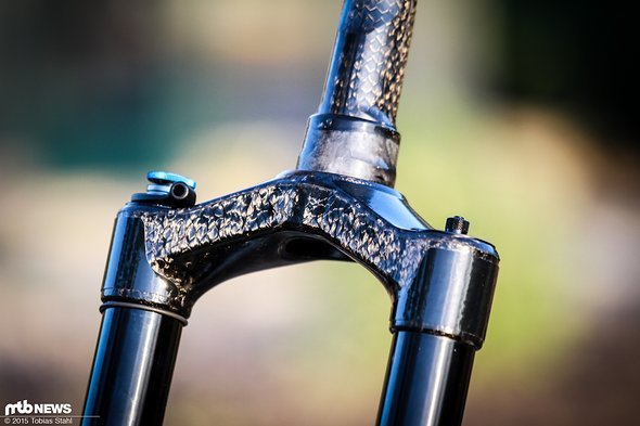 Gestickt: Bei der Verarbeitung werden die Carbonfasern nicht Lage für Lage in eine Form gelegt, sondern auf ein Trägermaterial gestickt Gestickt: Bei der Verarbeitung werden die Carbonfasern nicht Lage für Lage in eine Form gelegt, sondern auf ein Trägermaterial gestickt