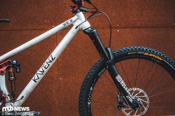 Das Kavenz VHP160 brachte Giacomo für die Craft Bike Days in Raw mit – plus rot eloxierten Details. Das Kavenz VHP160 brachte Giacomo für die Craft Bike Days in Raw mit – plus rot eloxierten Details.