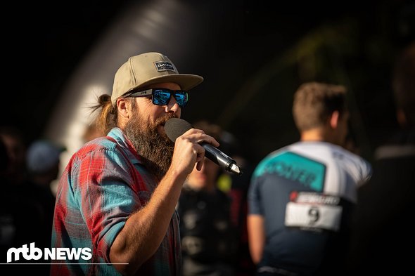 Kein Gangster-Rapper, sondern der Kommentator, der die Zuschauer auf dem Laufenden hielt Kein Gangster-Rapper, sondern der Kommentator, der die Zuschauer auf dem Laufenden hielt