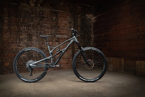 Auch als günstige Aluminium-Version ist das Nukeproof Mega 290 (weiterhin) erhältlich. Die Updates am Rahmen wurden auch an der Alu-Variante vorgenommen. Auch als günstige Aluminium-Version ist das Nukeproof Mega 290 (weiterhin) erhältlich. Die Updates am Rahmen wurden auch an der Alu-Variante vorgenommen.