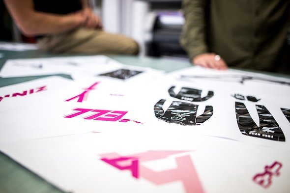 Speziell bei Ethan Nell und Andreu Lacondeguy ist das Rahmen-Design der Rampage-Bikes in diesem Jahr auf ihre Trikots von Fox abgestimmt Speziell bei Ethan Nell und Andreu Lacondeguy ist das Rahmen-Design der Rampage-Bikes in diesem Jahr auf ihre Trikots von Fox abgestimmt