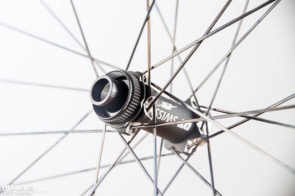 Leichter kann eine Bremsaufnahme nicht sein: Bei den aufwendig gefrästen 240s Spline Straight Pull-Naben setzt DT Swiss auf den von Shimano entwickelten Center Lock Standard Leichter kann eine Bremsaufnahme nicht sein: Bei den aufwendig gefrästen 240s Spline Straight Pull-Naben setzt DT Swiss auf den von Shimano entwickelten Center Lock Standard