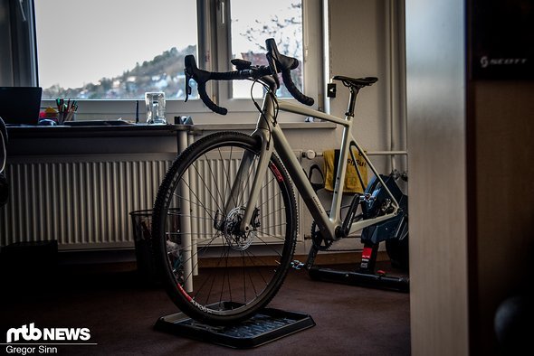 In ihrem winzigen Studenten-Zimmer im Zentrum Jenas hat Nina noch eine Rennrad-Rolle aufgebaut In ihrem winzigen Studenten-Zimmer im Zentrum Jenas hat Nina noch eine Rennrad-Rolle aufgebaut