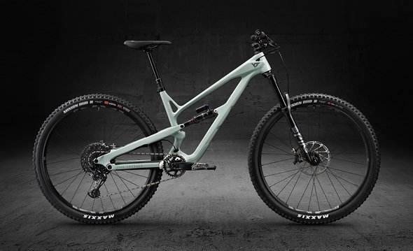 YT Industries Jeffsy 29 CF Pro: Preislich mit 3.899 € etwas unter dem Race-Modell angesiedelt, bietet das Bike neben einer soliden Ausstattung auch eine ganz neue Farbe. YT Industries Jeffsy 29 CF Pro: Preislich mit 3.899 € etwas unter dem Race-Modell angesiedelt, bietet das Bike neben einer soliden Ausstattung auch eine ganz neue Farbe.