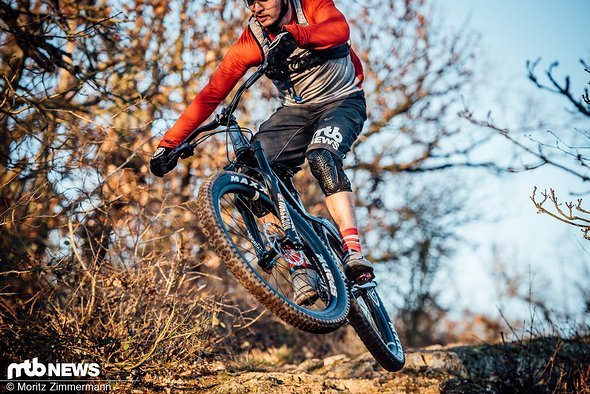 Andererseits vermittelt das silberne Hardtail aus Andorra gerade auf steilen Trails sehr viel Sicherheit. Andererseits vermittelt das silberne Hardtail aus Andorra gerade auf steilen Trails sehr viel Sicherheit.