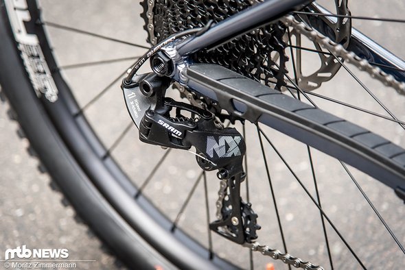 Das SRAM NX-Schaltwerk mit 11 Gängen bietet eine für die meisten Anstiege ausreichende Bandbreite. Das SRAM NX-Schaltwerk mit 11 Gängen bietet eine für die meisten Anstiege ausreichende Bandbreite.