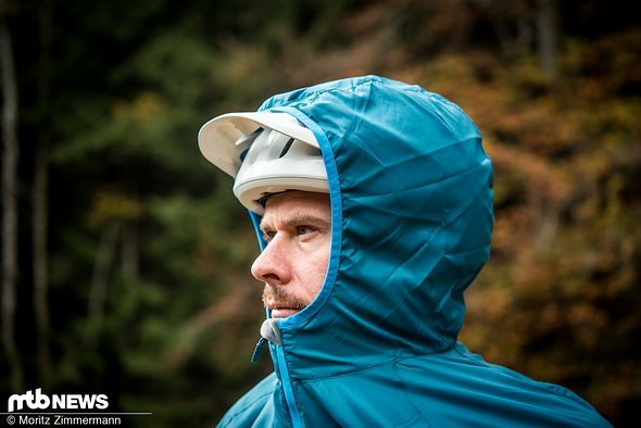 Die Kapuze der Jacke ist eher knapp geschnitten, passt dank elastischem Material aber gut über den Helm drüber. Die Kapuze der Jacke ist eher knapp geschnitten, passt dank elastischem Material aber gut über den Helm drüber.