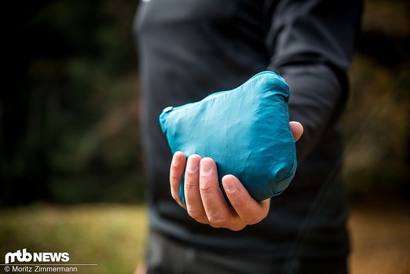 Die Race Face Nano Jacket 3/4 lässt sich innerhalb kürzester Zeit auf ein sehr kleines Maß zusammenfalten und ist bei Bedarf als Notfall-Schutz gegen Wind und Wetter einsatzbereit. Die Race Face Nano Jacket 3/4 lässt sich innerhalb kürzester Zeit auf ein sehr kleines Maß zusammenfalten und ist bei Bedarf als Notfall-Schutz gegen Wind und Wetter einsatzbereit.