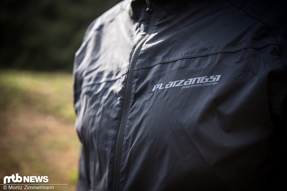 Eine wasserfeste Herbst- und Winterjacke muss nicht teuer sein: Das beweist Platzangst mit der 79,90 € teuren DFL II-Jacke … Eine wasserfeste Herbst- und Winterjacke muss nicht teuer sein: Das beweist Platzangst mit der 79,90 € teuren DFL II-Jacke …