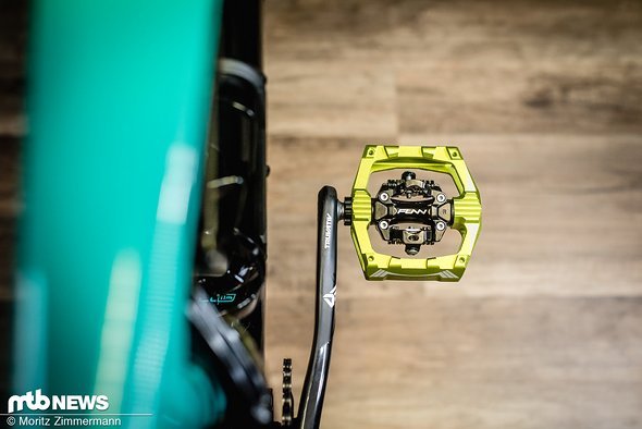 An einem Enduro-Bike wirkt das giftgrüne Pedal ungewohnt wuchtig. An einem Enduro-Bike wirkt das giftgrüne Pedal ungewohnt wuchtig.