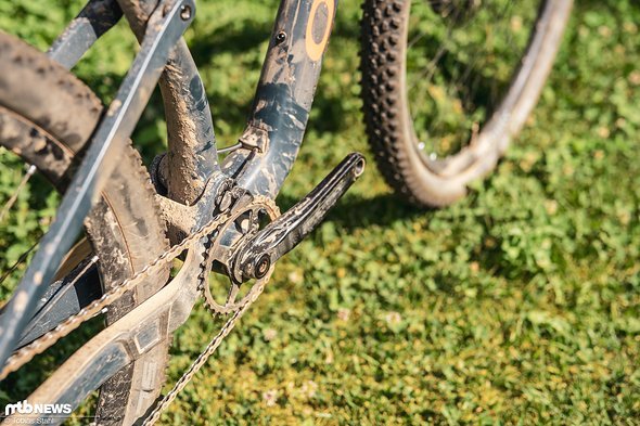 Da Shimano Probleme mit der Verfügbarkeit der besonders leichten neuen XTR-Kurbelgarnitur hatte, musste Orbea auf eine günstige (und schwere) RaceFace zurückgreifen Da Shimano Probleme mit der Verfügbarkeit der besonders leichten neuen XTR-Kurbelgarnitur hatte, musste Orbea auf eine günstige (und schwere) RaceFace zurückgreifen