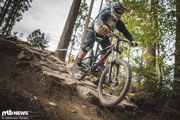 ...und Patrick auf der DH-Piste. Leider noch nicht mit der Boxxer im Enduro, aber es wird gemunkelt dass da bald ein DH-Bike folgen könnte! ...und Patrick auf der DH-Piste. Leider noch nicht mit der Boxxer im Enduro, aber es wird gemunkelt dass da bald ein DH-Bike folgen könnte!
