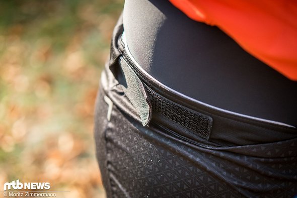 Am Bund lässt sich die Weite der Hose per Klettverschluss verstellen Am Bund lässt sich die Weite der Hose per Klettverschluss verstellen