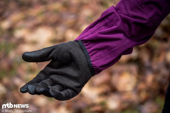 Der Gummibund am Ärmel erledigt seinen Job unauffällig und lässt weder Wind noch Regen ins Innere der Jacke. Der Gummibund am Ärmel erledigt seinen Job unauffällig und lässt weder Wind noch Regen ins Innere der Jacke.