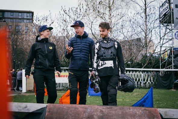 Gemeinsam mit Jasper und Fabio hat Nina die Linien ausgecheckt Gemeinsam mit Jasper und Fabio hat Nina die Linien ausgecheckt