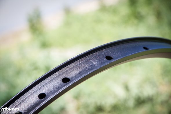 Die Felge soll tubeless ready sein und erfordert spezielle Nippel, da sie nicht geöst ist Die Felge soll tubeless ready sein und erfordert spezielle Nippel, da sie nicht geöst ist