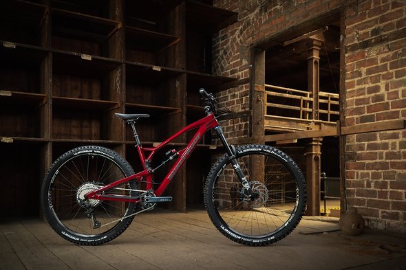 Neu ist unter anderem die Elite-Version, die zukünftig den günstigen Einstieg in die nordirische Carbon-Welt darstellt. Für umgerechnet knapp über 4.000 € ist das Komplettbike mit stimmiger Ausstattung erhältlich. Neu ist unter anderem die Elite-Version, die zukünftig den günstigen Einstieg in die nordirische Carbon-Welt darstellt. Für umgerechnet knapp über 4.000 € ist das Komplettbike mit stimmiger Ausstattung erhältlich.