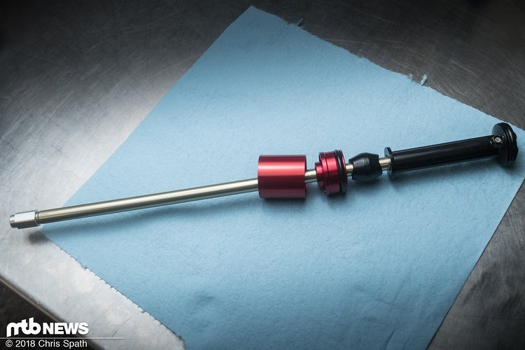 Die neue DebonAir-Luftfeder verfügt über einen reibungsärmeren Dichtungskopf (rot) und eine vergrößerte Negativ-Kammer Die neue DebonAir-Luftfeder verfügt über einen reibungsärmeren Dichtungskopf (rot) und eine vergrößerte Negativ-Kammer