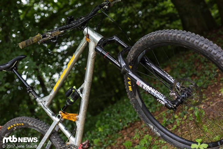 Schick, schwarz und wie aus einem Guss wirkt die RockShox Lyrik RCT3 für 2018 Schick, schwarz und wie aus einem Guss wirkt die RockShox Lyrik RCT3 für 2018