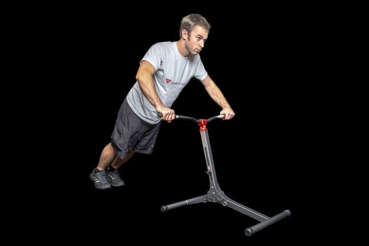 Der Descend Master soll die für Abfahrten auf dem Mountainbike wichtigen Muskelgruppen trainieren und somit die Downhill-Performance des Sportlers verbessern. Der Descend Master soll die für Abfahrten auf dem Mountainbike wichtigen Muskelgruppen trainieren und somit die Downhill-Performance des Sportlers verbessern.