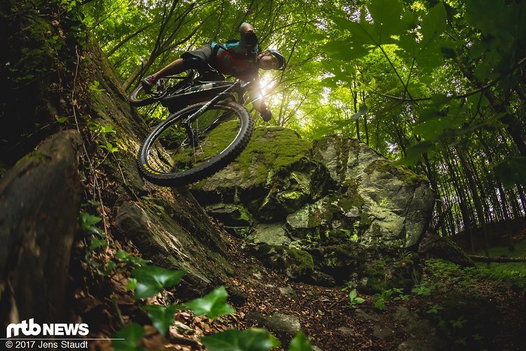 Mit ihrem sensiblen und satten Fahrgefühl kann die RockShox Lyrik RCT3 Sicherheit vermitteln und zu Mutproben verleiten Mit ihrem sensiblen und satten Fahrgefühl kann die RockShox Lyrik RCT3 Sicherheit vermitteln und zu Mutproben verleiten