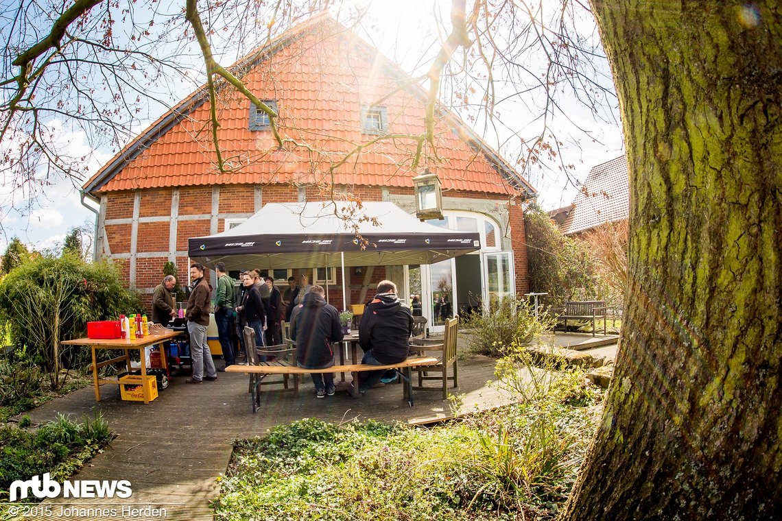 Entspannt im Garten: Grillgut und Co. gab es im ruhigen Bereich hinter der Firma