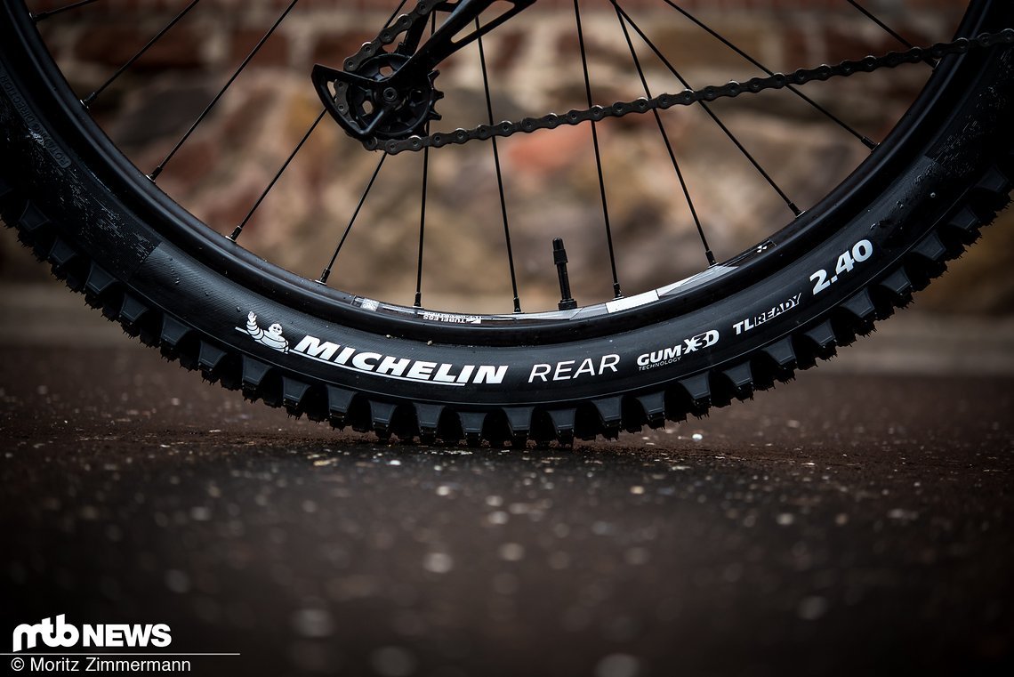Die grobstolligen Michelin Wild Enduro-Reifen stellen jede Menge Grip zur Verfügung