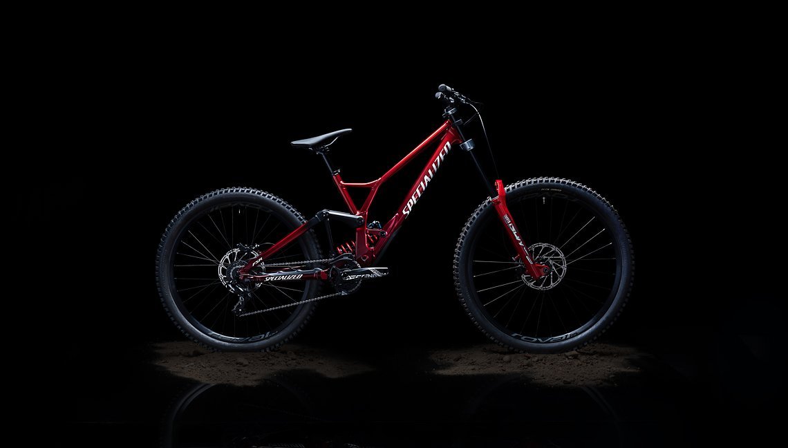 Das neue Specialized Demo 2021 wird in Mullet-Konfiguration mit 27,5"-Hinterrad und 29"-Vorderrad verkauft