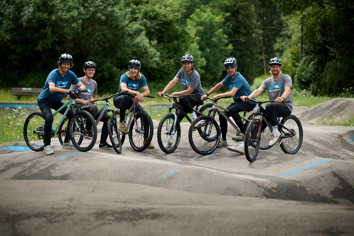 Gleich sieben Fahrer hat sich Pumptrack.de für 2024 an Bord geholt.