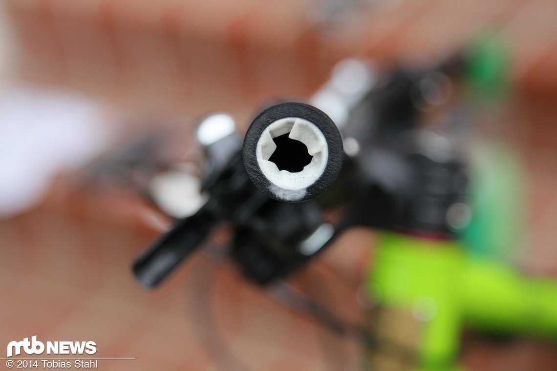 Ungewöhnlich aber wirkungsvoll und extrem leicht: Der Griff wird auf den Lenker geklebt, ein Lock-On-System ist nicht erforderlich