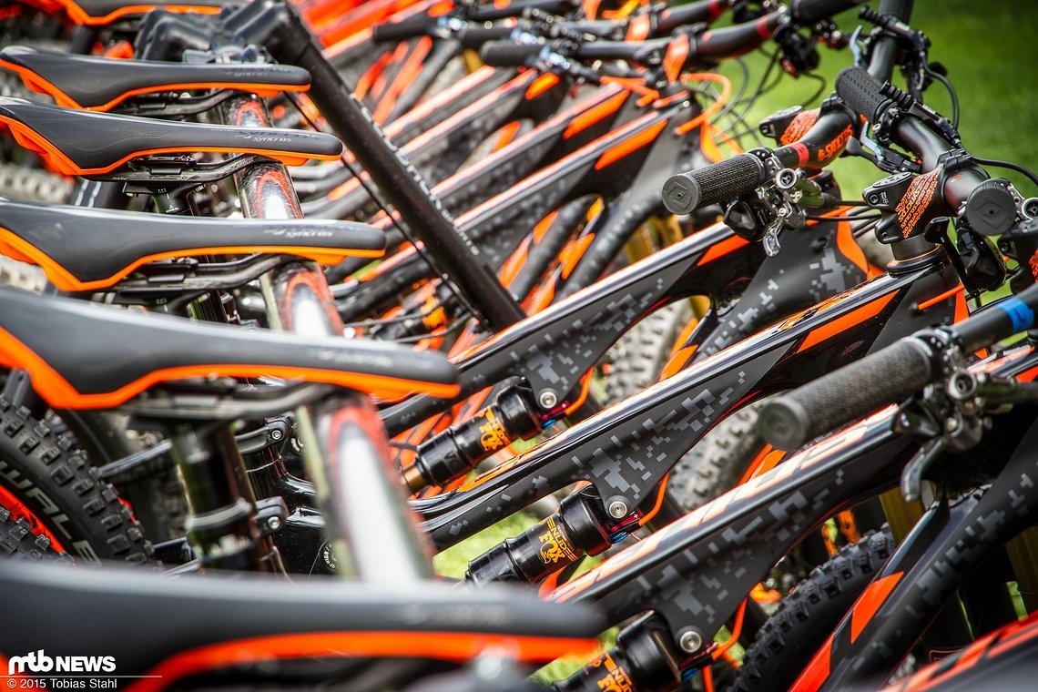 Die Test-Bikes warten auf die Journalisten, die sich erst mal ausgiebig mit dem Setup befassen