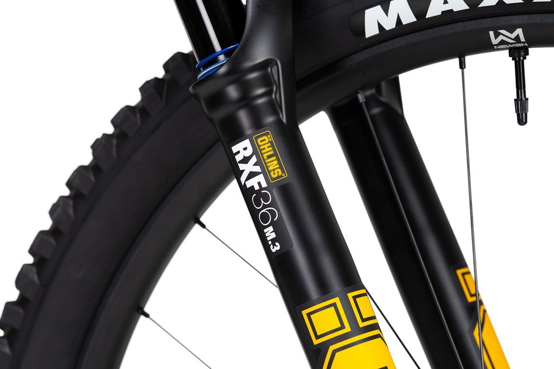 ... oder der Öhlins-Option mit aktualisierter RXF36, verbesserter Luftfeder und überarbeiteten TTX18-Dämpferkartusche.