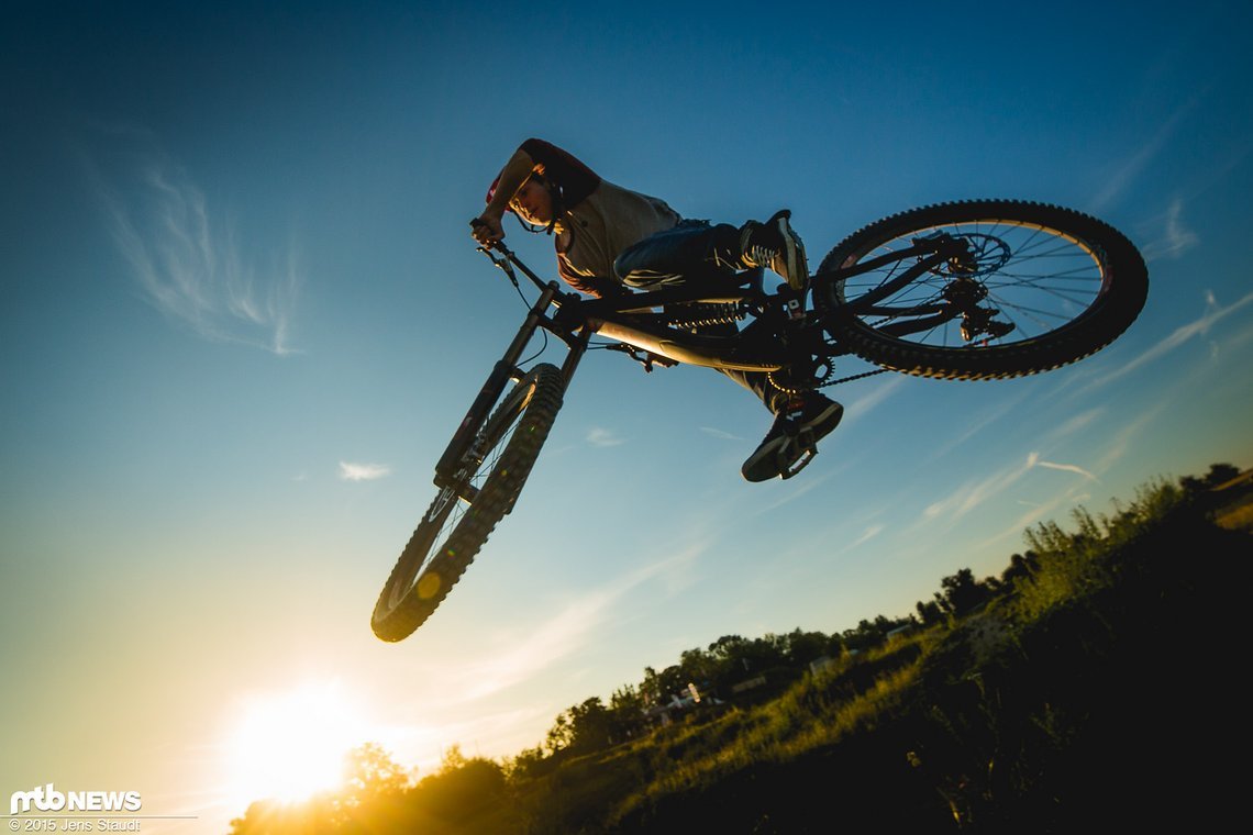 Mit genügend Schwung kann man auch mit einem DH Bike auf der 4X Strecke Spaß haben.