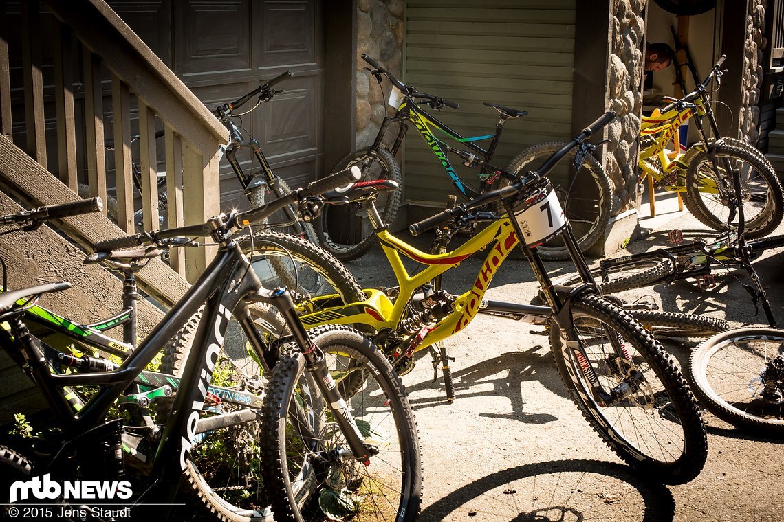 Beim Haus der Devinci Team-Fahrer herrschte reges Treiben. Viele Bikes müssen aufgebaut werden.