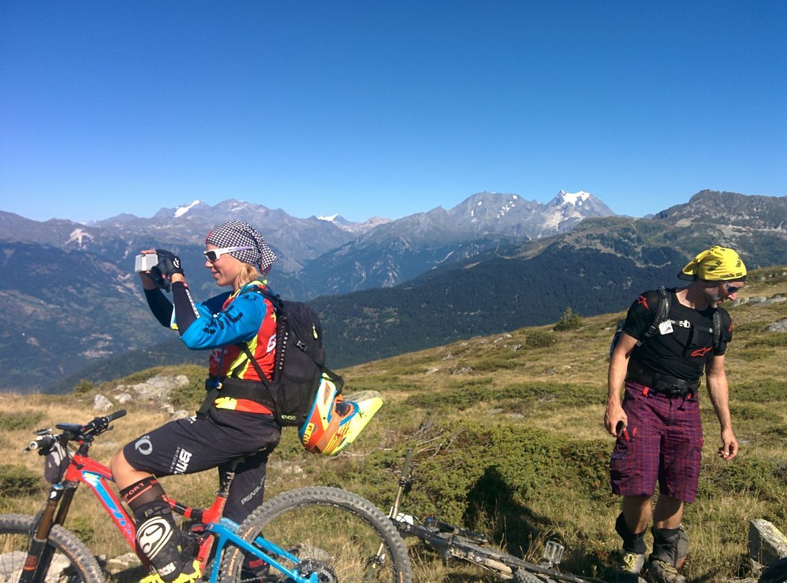 Zu Ende des 850HM Uphills macht hier Kerstin Kögler einen Selfie mit der echt tollen Landschaft.