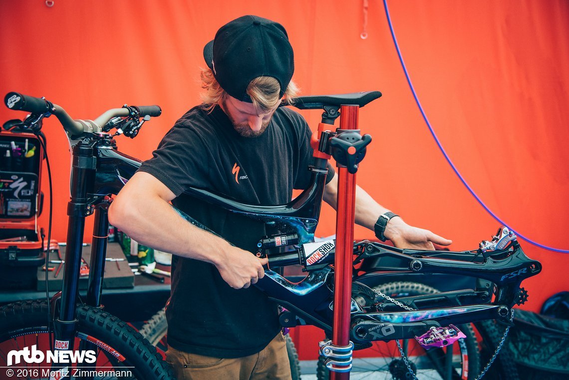 Aaron kümmert sich um das perfekte Setup von Troys Demo