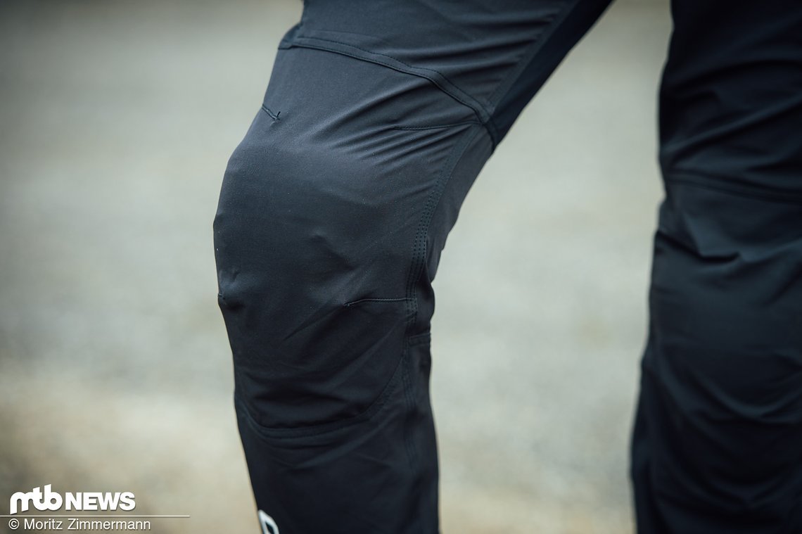 Dank des sehr flexiblen Materials passen auch große Knieschoner unter die Hose, ohne die Beweglichkeit einzuschränken.